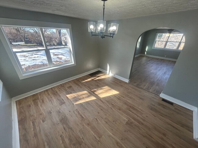 Building Photo - Charming 3-bedroom, 1-bathroom house located in Vine Grove, KY.