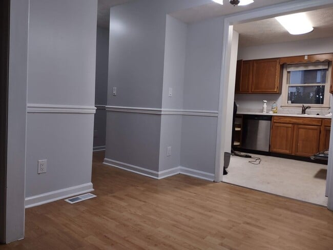 Building Photo - 2 bedroom 1.5 bath condo near ETSU