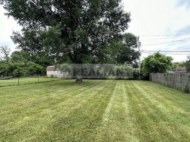 Building Photo - 530 Foxwood Dr
