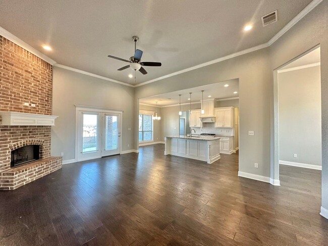 Building Photo - Available Now! Stunning 3 Bed 2 Bath in So...