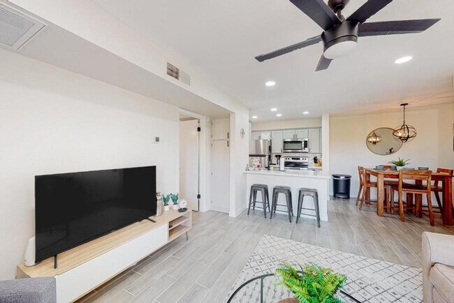 Building Photo - 8055 E Thomas Rd