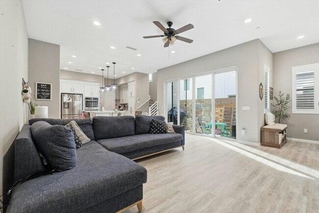 Building Photo - 155 Spectacle