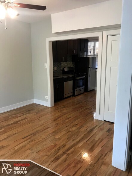 Building Photo - 1450 W Byron Ave