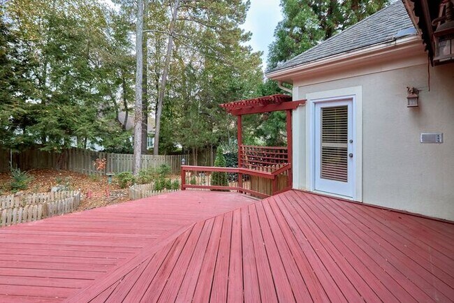 Building Photo - 6920 Oakbrook Way