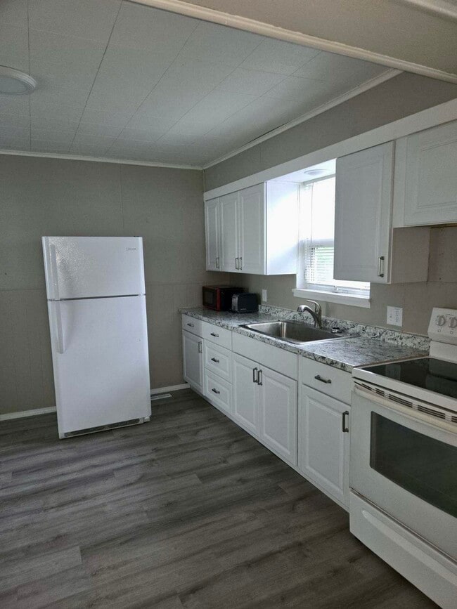 Building Photo - 725 W Cavour Ave