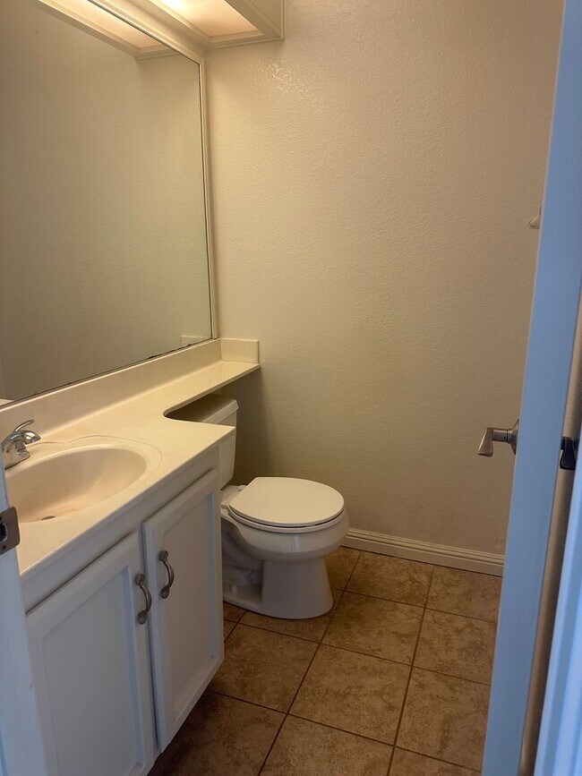 Building Photo - 4 Bedrom 2.5 baths Beauty