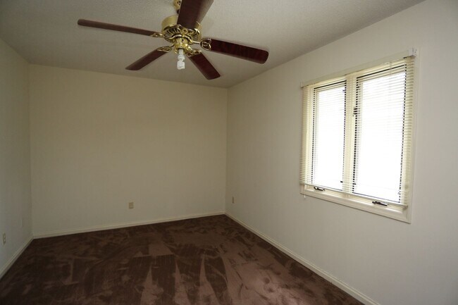 Building Photo - 2 Bedroom near Country Club