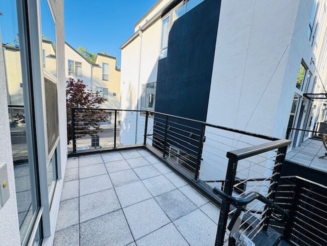 Building Photo - Wonderful Try-level condo near Pleasant Hill Bart-Iron Horse Ln. Walnut Creek