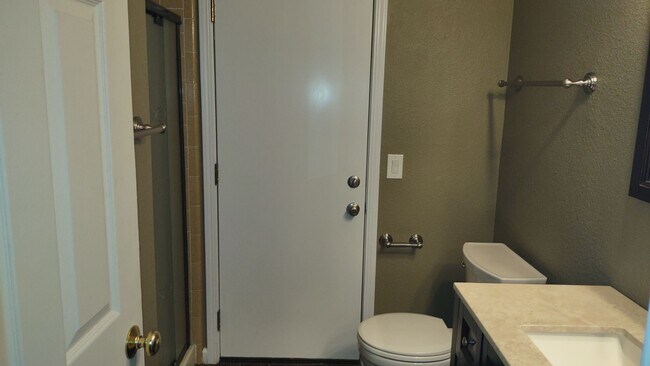 Building Photo - 1617 Oakview Dr