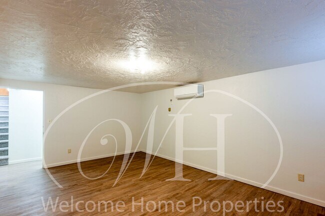 Building Photo - 427 SW Bade Ave