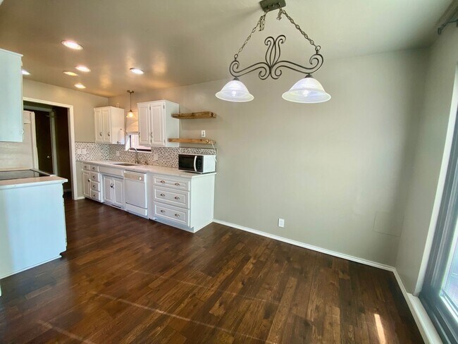 Building Photo - AVAILABLE NOW!!