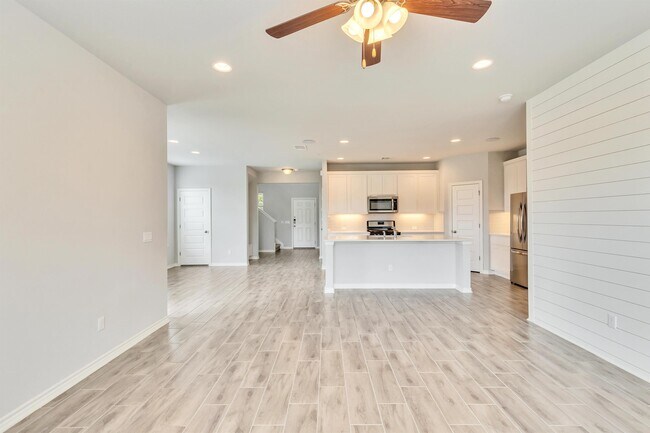 Building Photo - 701 Hays Hill Dr