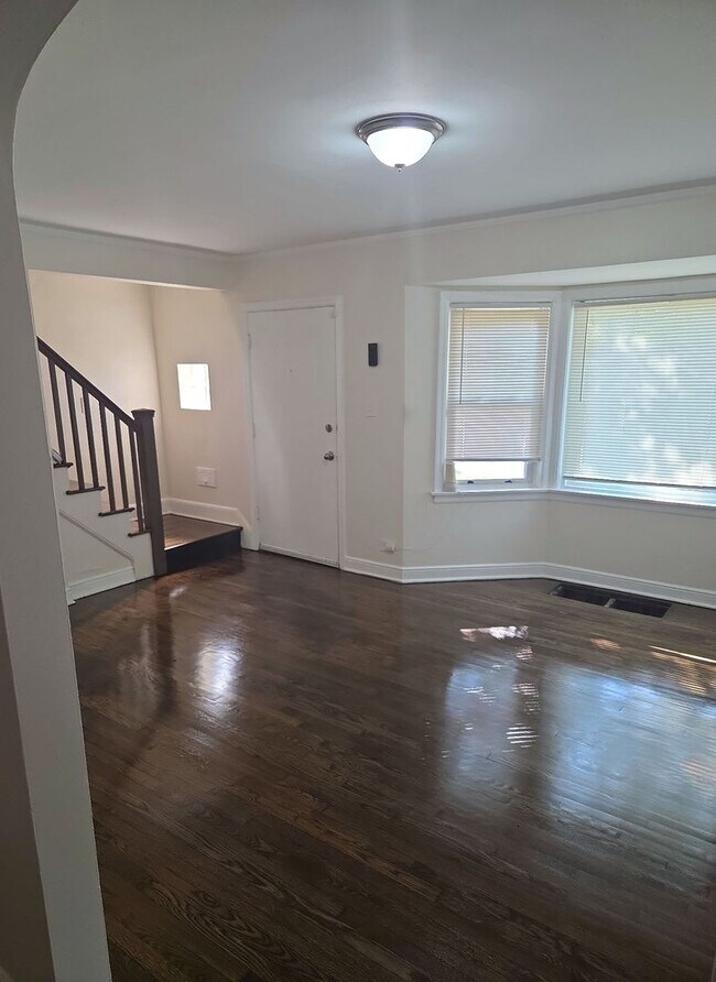 Building Photo - Charming 4BR Home with Spacious Layout, Mo...