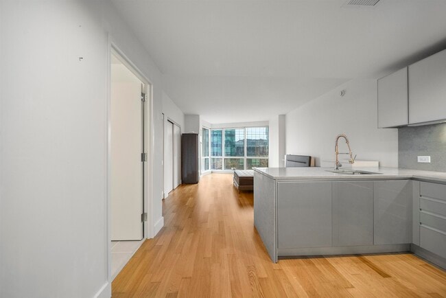 Building Photo - 77 Hudson St