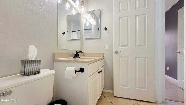 Building Photo - 8817 E Dahlia Dr