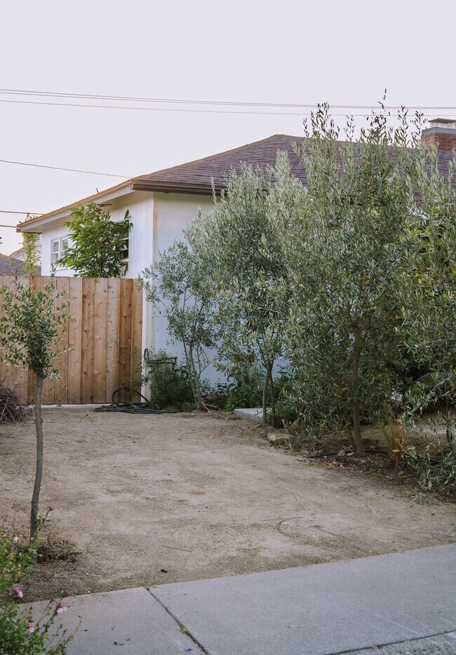 Building Photo - 3 Bedrooms + 2 Bathrooms | Midtown Ventura | Furnished or Unfurnished