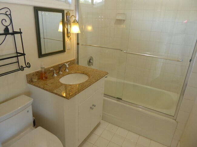 Building Photo - 4BD/3.5BA HOME - GREENBRAE HILLS - STUNNIN...