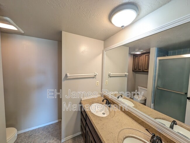 Building Photo - 8440 E 64th Pl