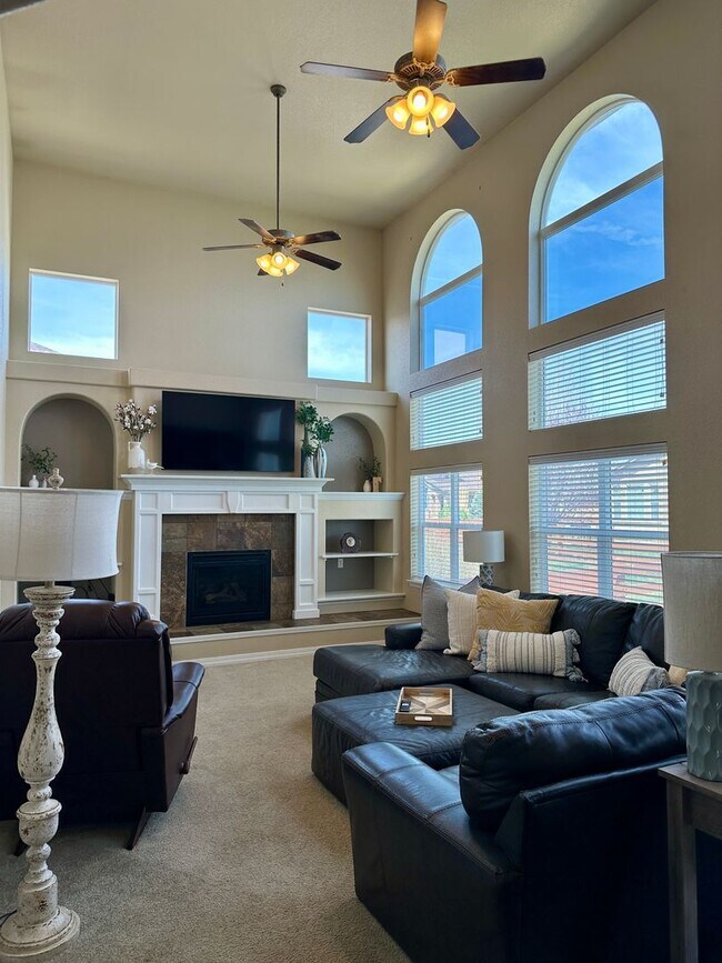 Building Photo - Elegant & Spacious 4BD Home with 3-Car Gar...