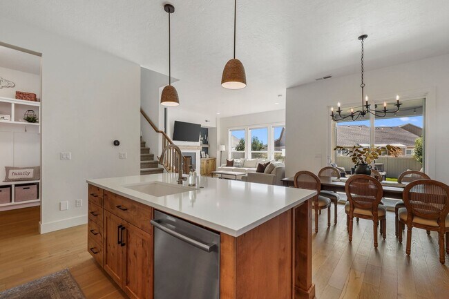 Building Photo - Beautiful 4 bed 2.5 bath home