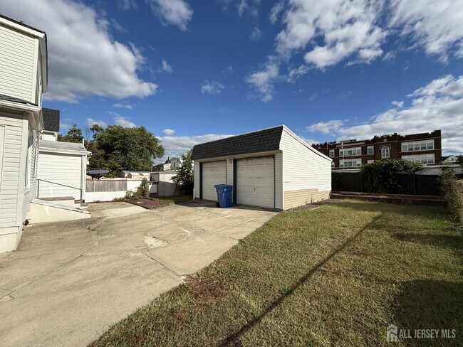 Building Photo - 251 Henry St