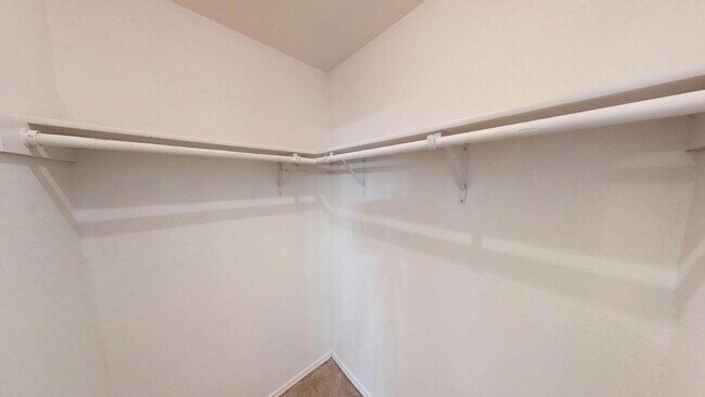 Building Photo - This spacious 4 bedroom, 2 bathroom home is waiting for you!