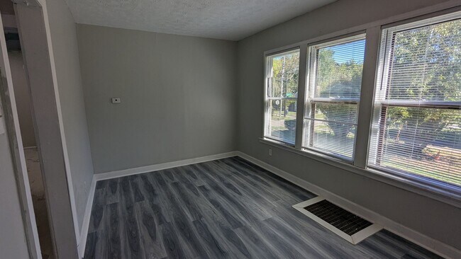 Building Photo - 4-Bedroom, 1-Bathroom Single Family Home f...