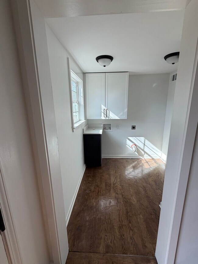 Building Photo - 222 Burnett St