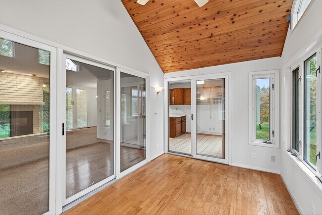 Building Photo - 14388 Fairway Dr