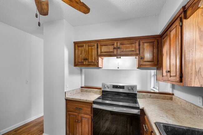 Building Photo - 16 acre farm property recently renovated!