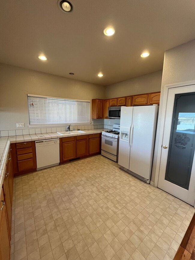Building Photo - Beautiful sunridge house with breathtaking...