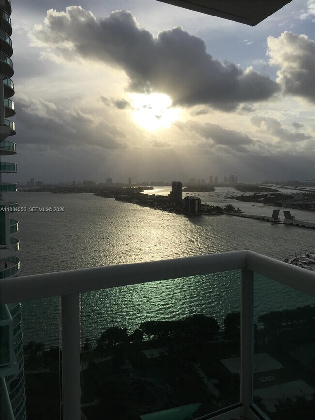 Building Photo - 1800 N Bayshore Dr