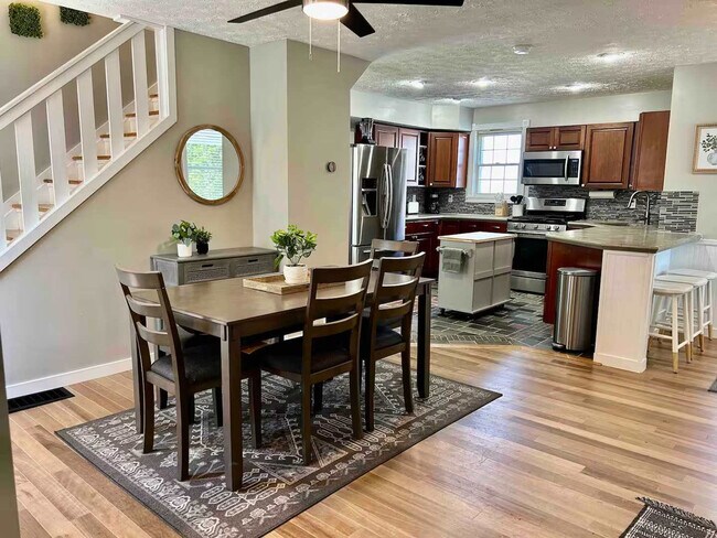 Building Photo - 6765 Riverview Dr
