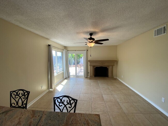 Building Photo - 3 Bedroom Home - Centrally Located with So...