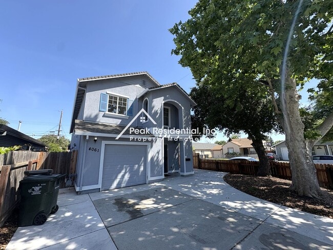 Building Photo - Great 4 Bd/2.5Ba Duplex with 1 Car Garage!