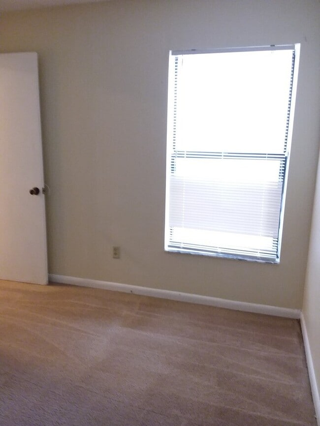 Building Photo - Two Bedroom Townhouse Near NAS Jax