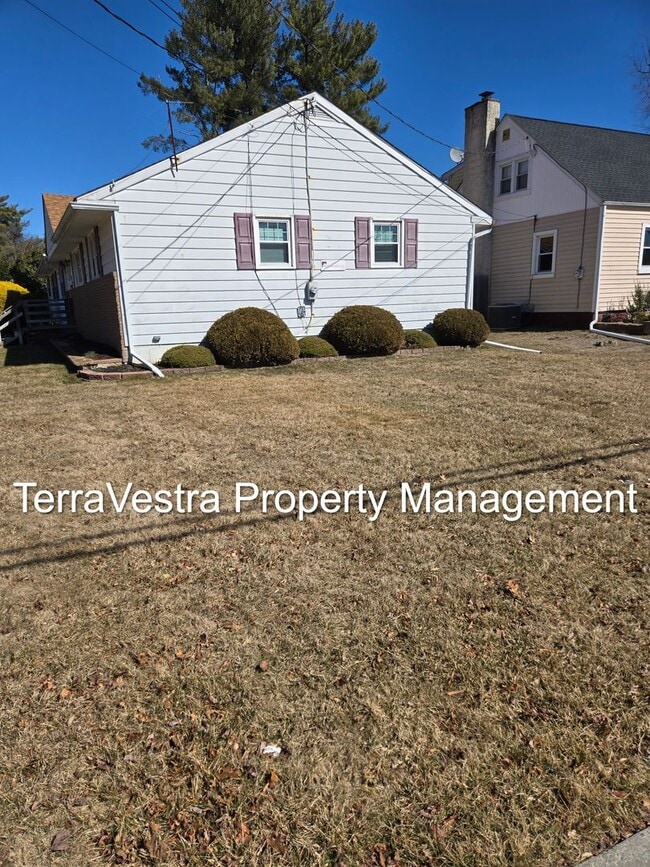 Building Photo - Now showing for 2026-2027 School Year! 6 Bedroom 2 Bath College Rental