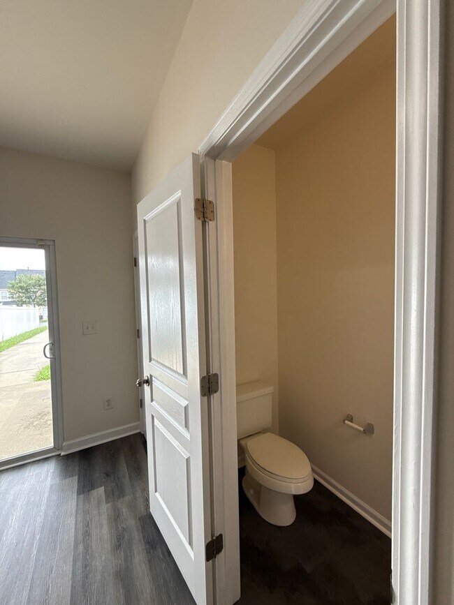 Building Photo - Oakstone