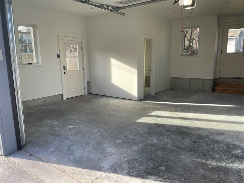 Building Photo - 220 S Willson Ave