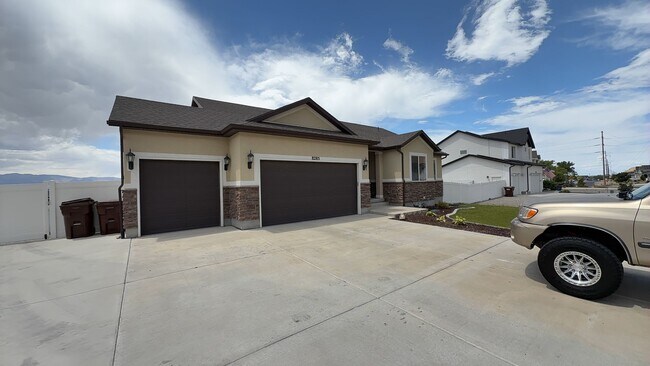 Building Photo - 8285 Lakeshore Dr