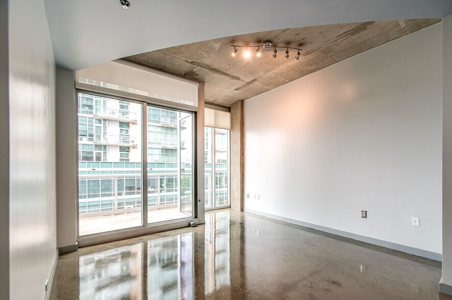 Building Photo - 600 12th Ave S