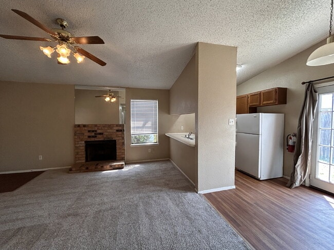 Building Photo - Cute 2\1 Duplex in Whisperwood