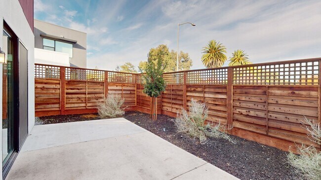 Building Photo - Beautiful and Bright 3 Bedroom 2.5 Bathroom Home with 2 Car Tandem Garage! PG&E Included!