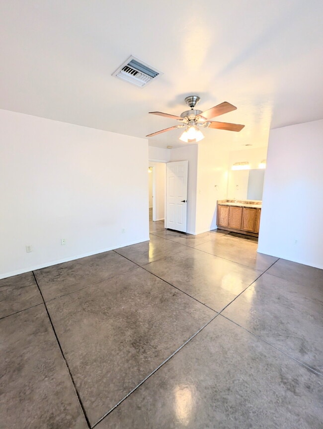 Building Photo - Move in October and get November rent FREE...
