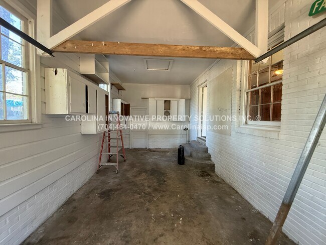 Building Photo - 1102 Ebenezer Ave Ext