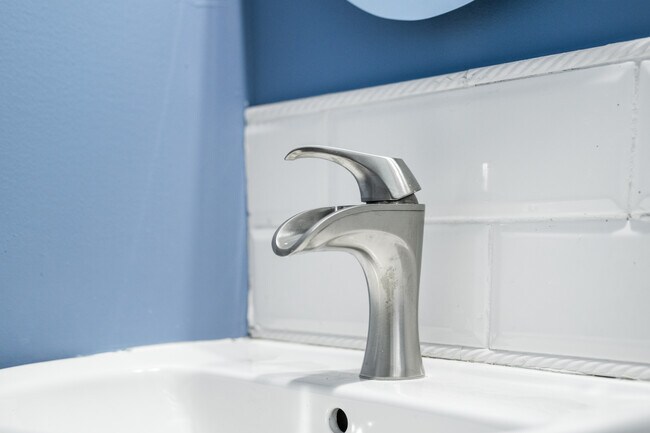 Building Photo - 215 E Mitchell Ave