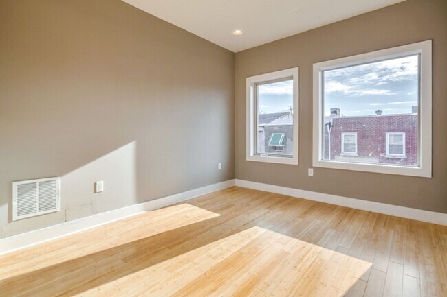 Building Photo - Queen Village Townhome