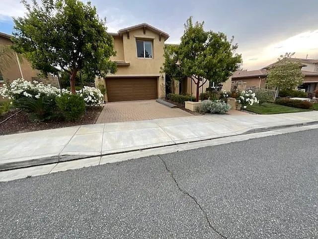 Building Photo - Immaculate 5-Bedroom Executive Home in Desirable Plum Canyon