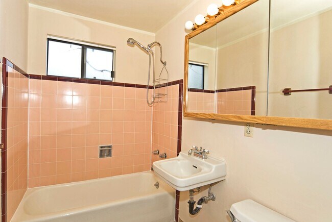 Building Photo - Spacious 4-Bedroom Home in the Heart of Midtown