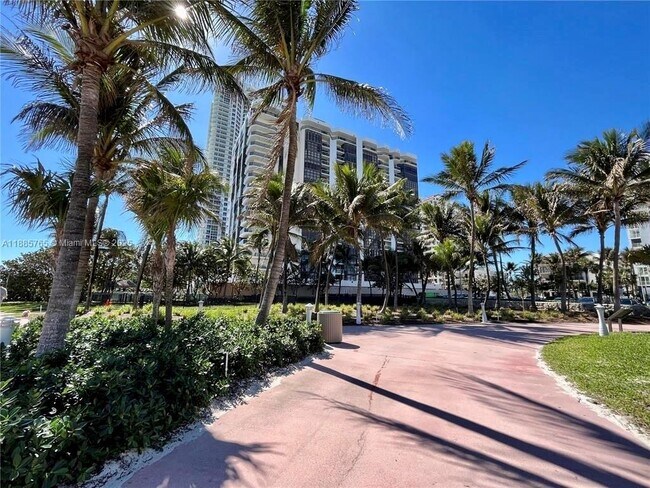Building Photo - 6423 Collins Ave